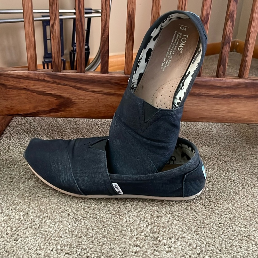 Womens Tom’s slip on shoes size 9